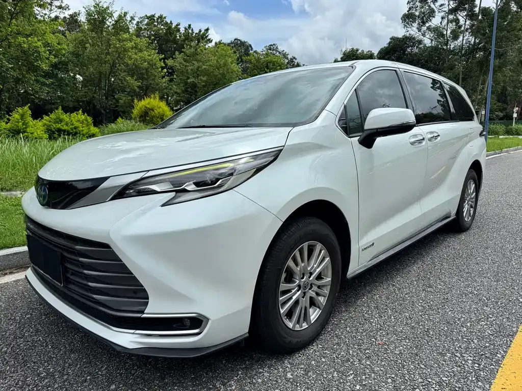 Toyota Sienna — фото 1