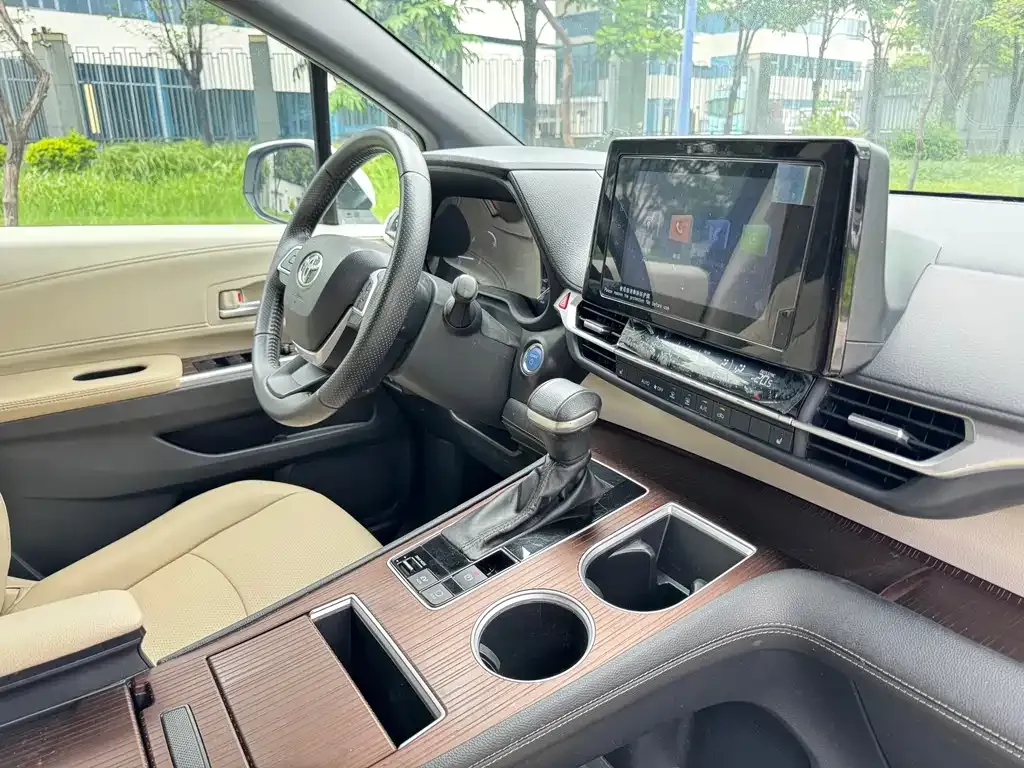 Toyota Sienna — фото 2