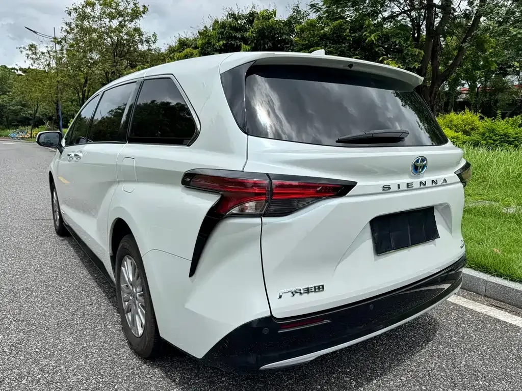 Toyota Sienna — фото 7