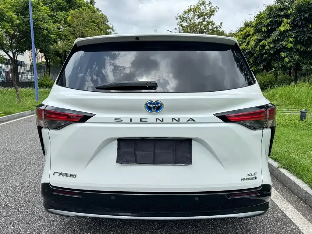 Toyota Sienna — фото 10