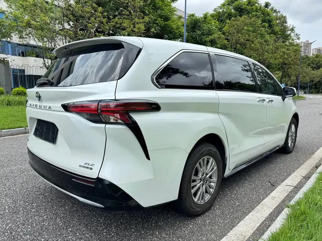 Toyota Sienna — фото 8
