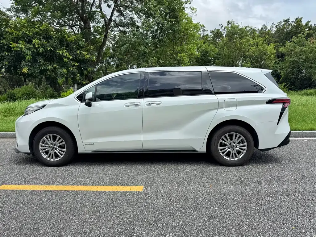 Toyota Sienna — фото 4