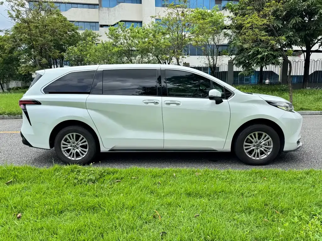 Toyota Sienna — фото 5