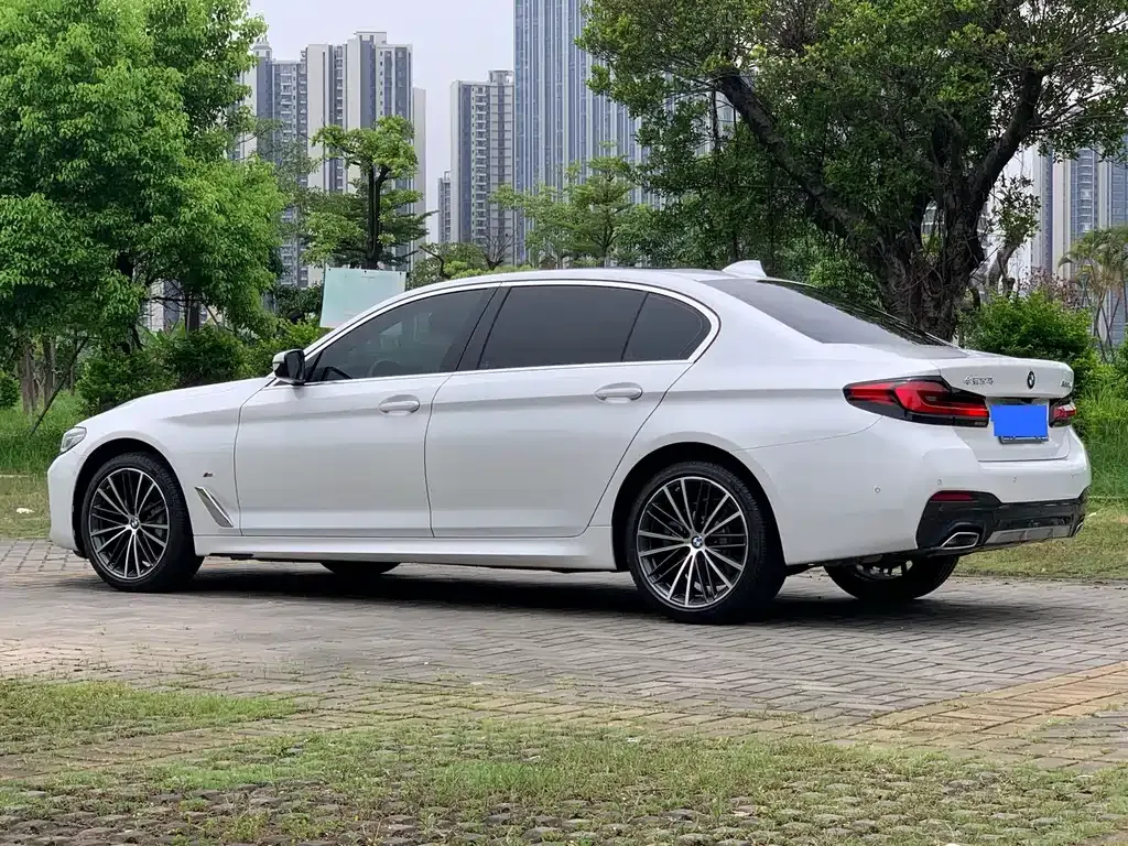 BMW 5 Series — фото 9
