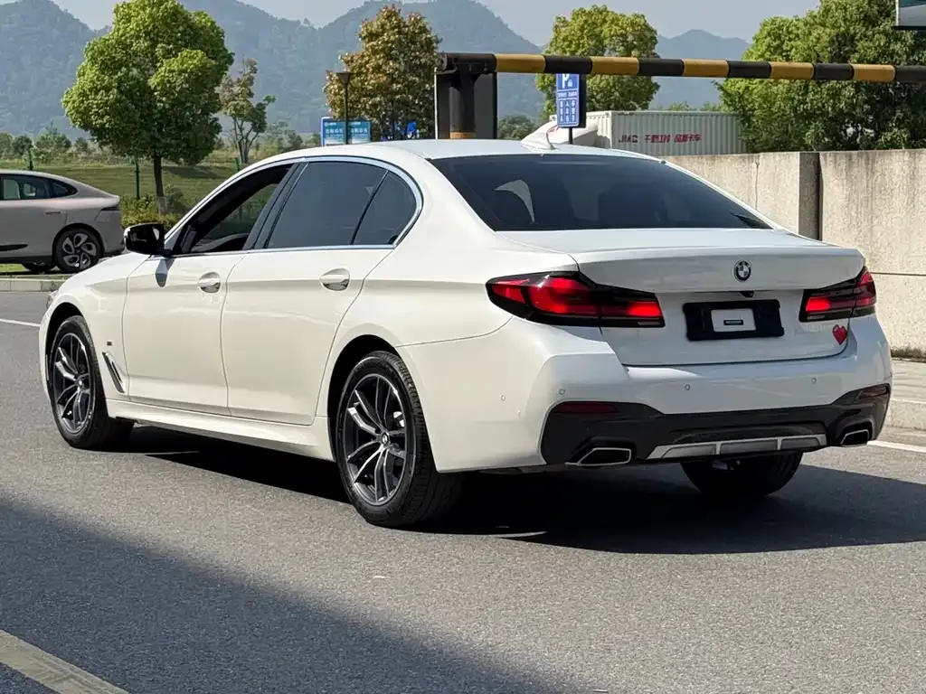 BMW 5 Series — фото 5