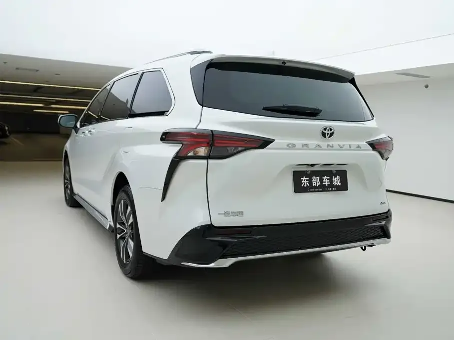 Toyota Granvia — фото 4