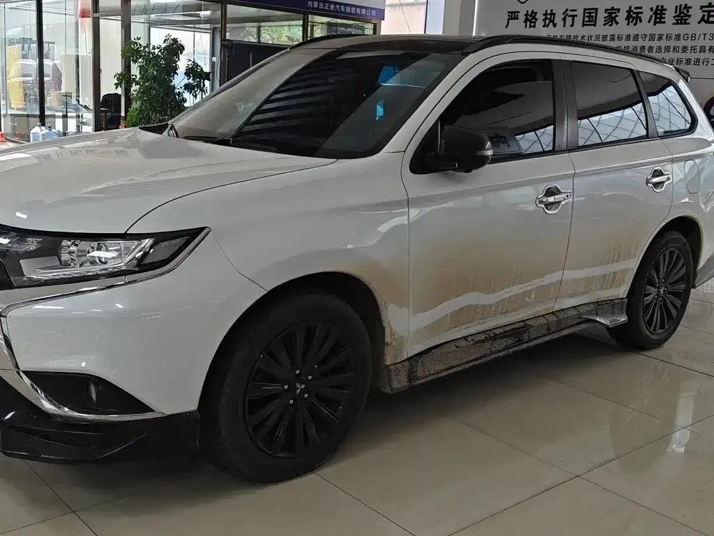Mitsubishi Outlander — фото 1