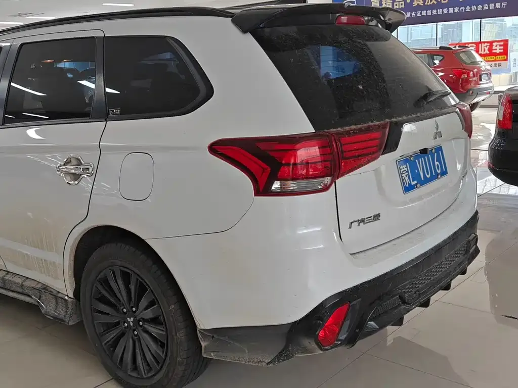 Mitsubishi Outlander — фото 6