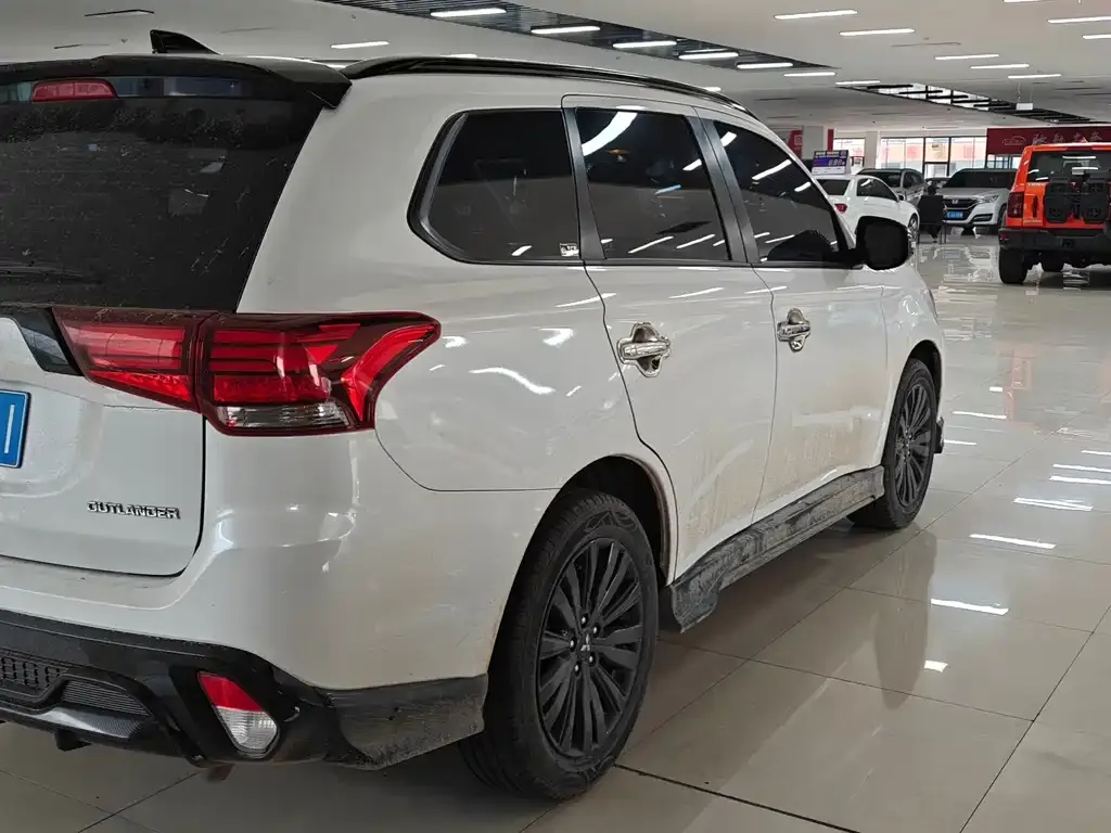 Mitsubishi Outlander — фото 4