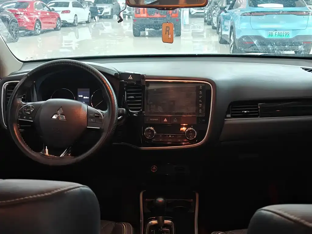 Mitsubishi Outlander — фото 2