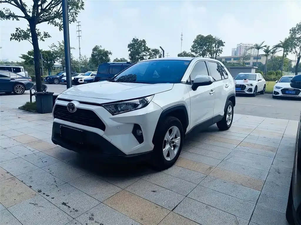 Toyota RAV4 — фото 1