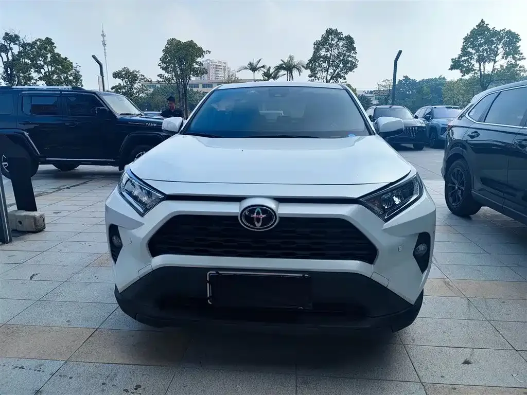 Toyota RAV4 — фото 5