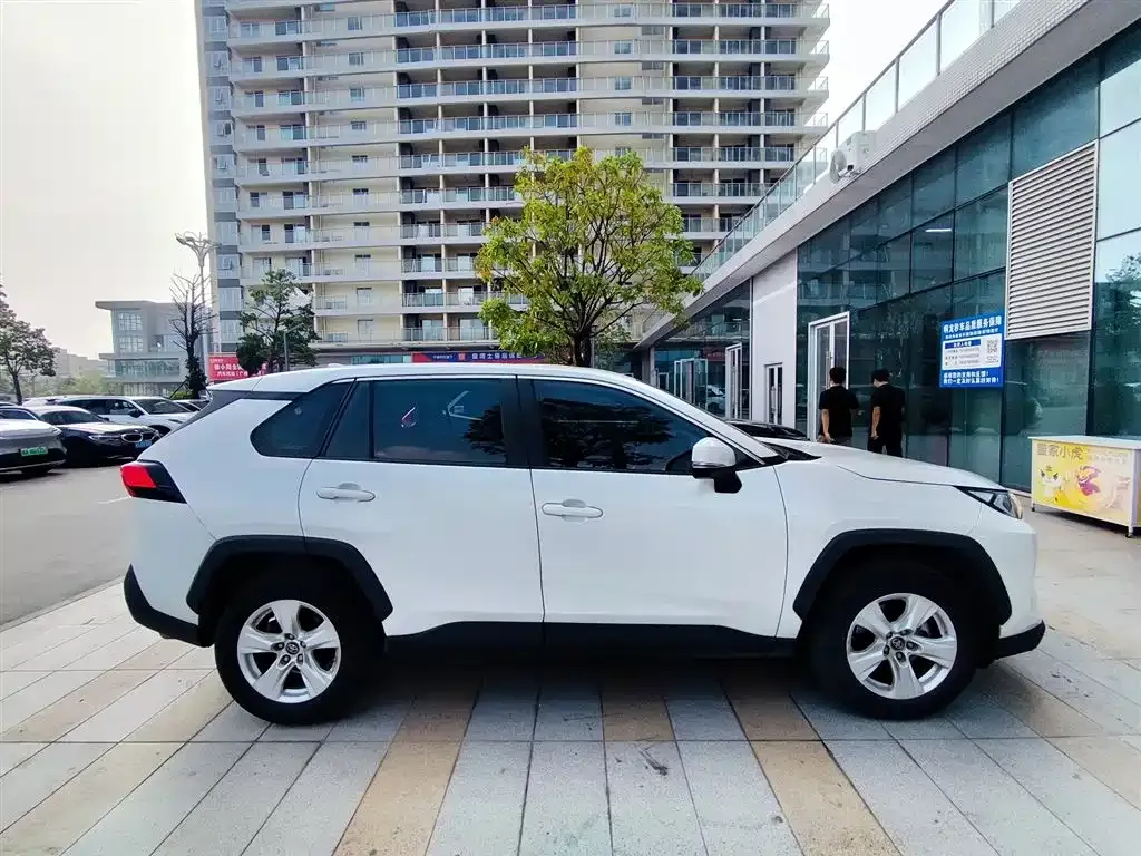 Toyota RAV4 — фото 4
