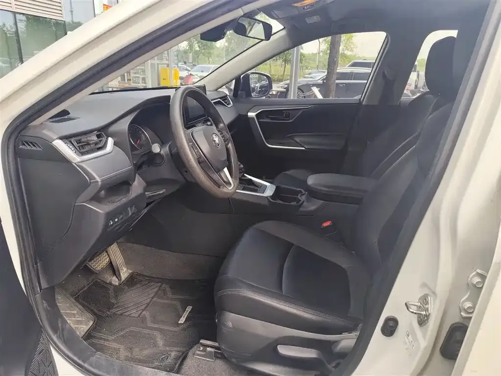 Toyota RAV4 — фото 2