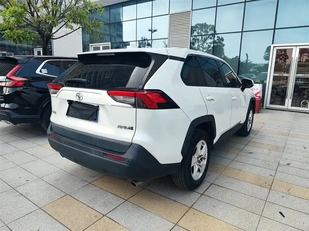 Toyota RAV4 — фото 9