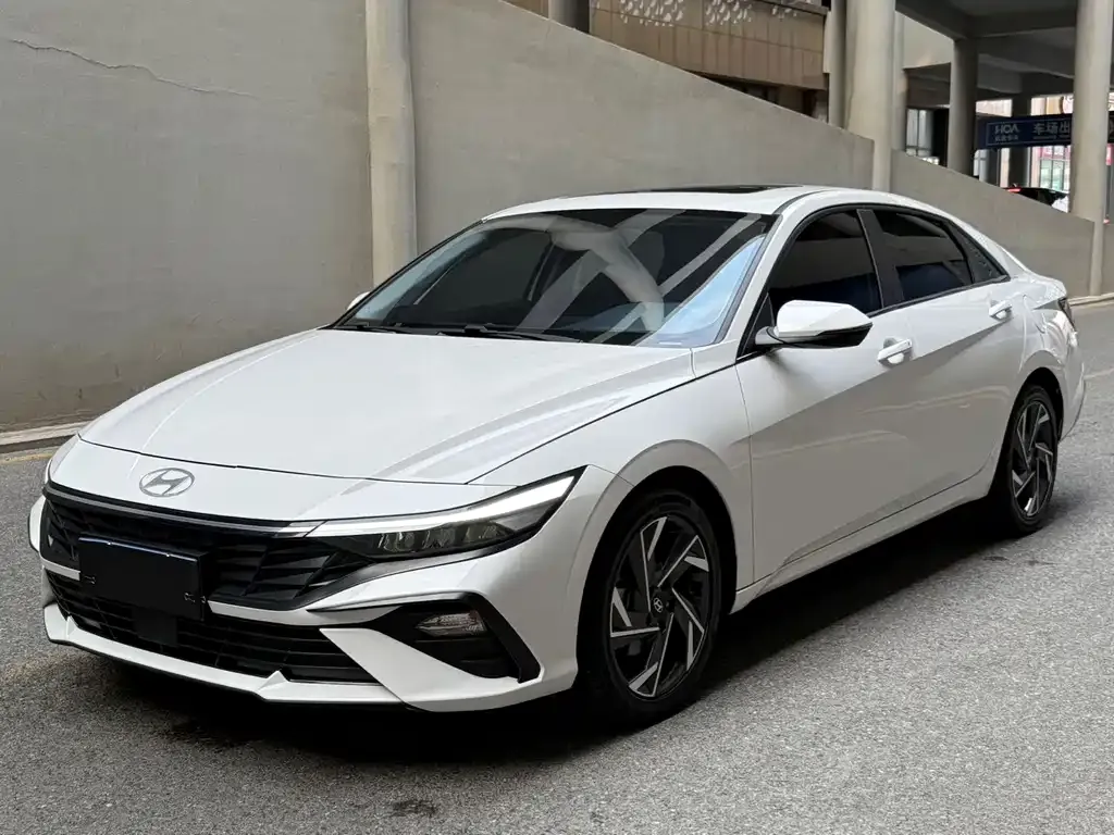 Hyundai Elantra — фото 1