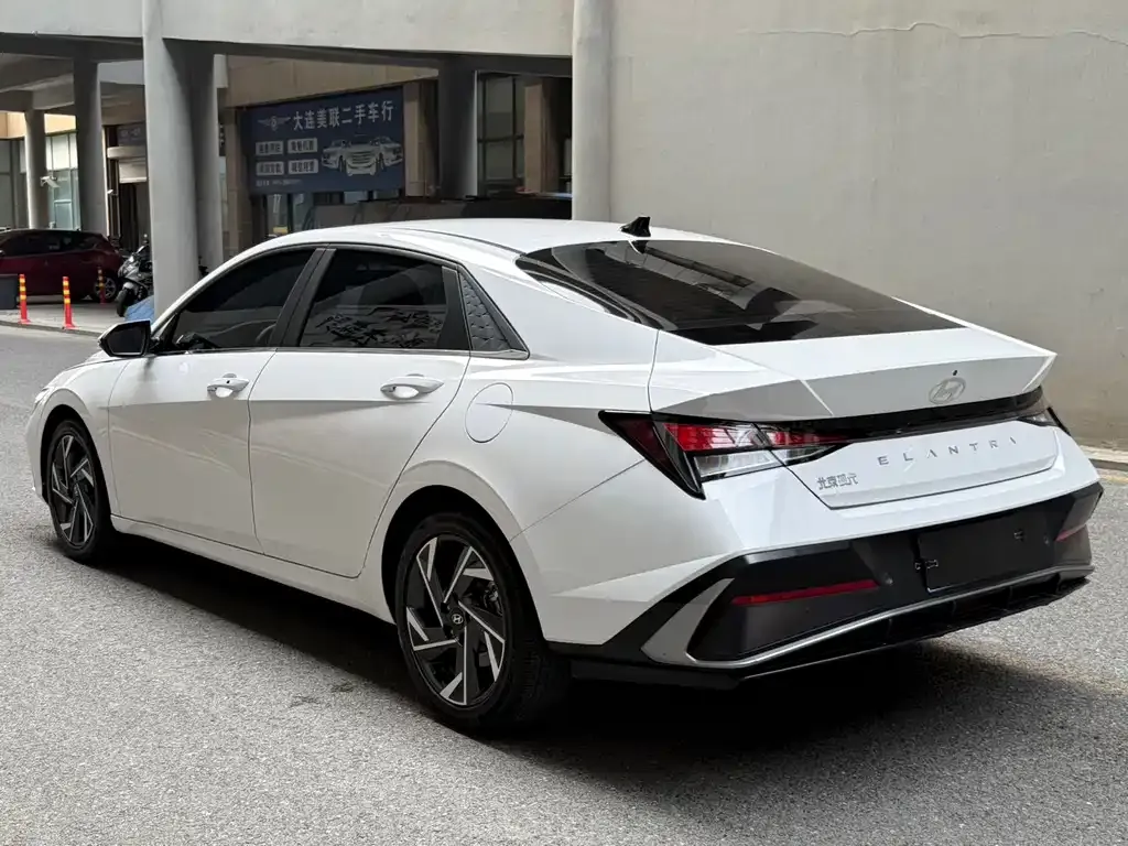 Hyundai Elantra — фото 2