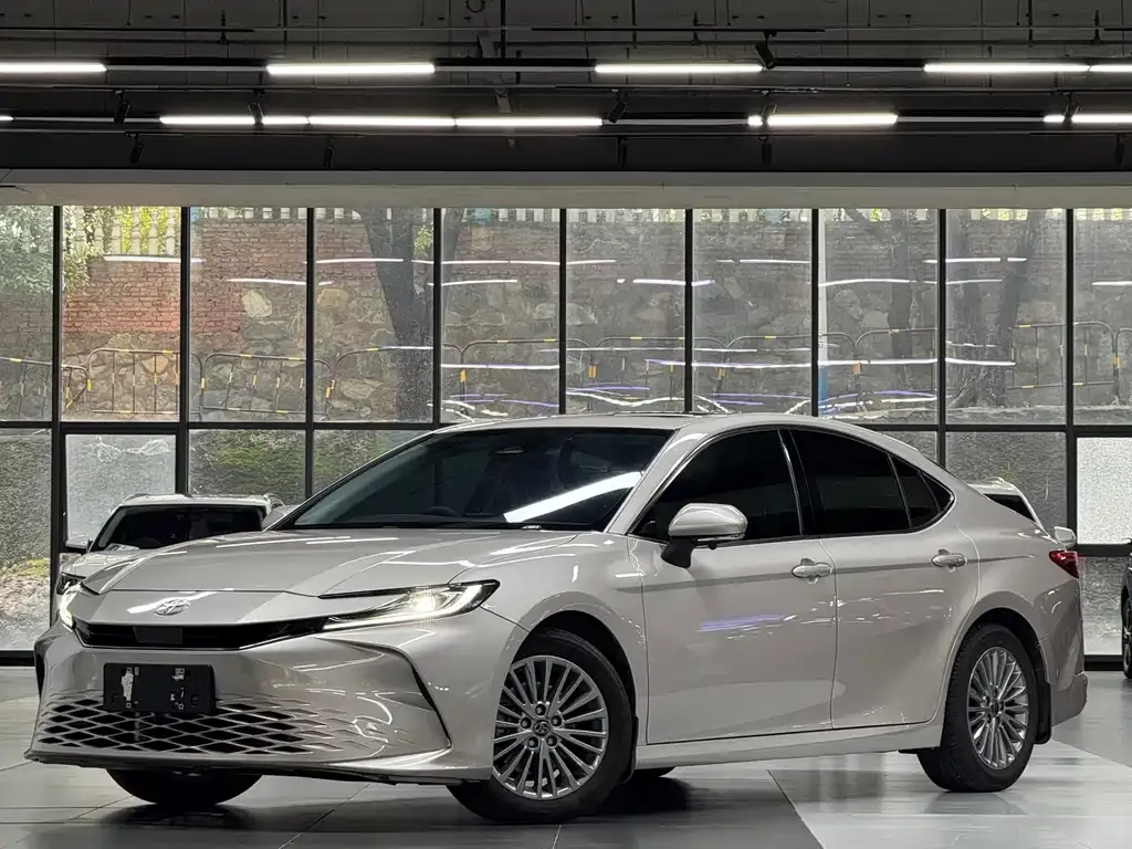 Toyota Camry — фото 1