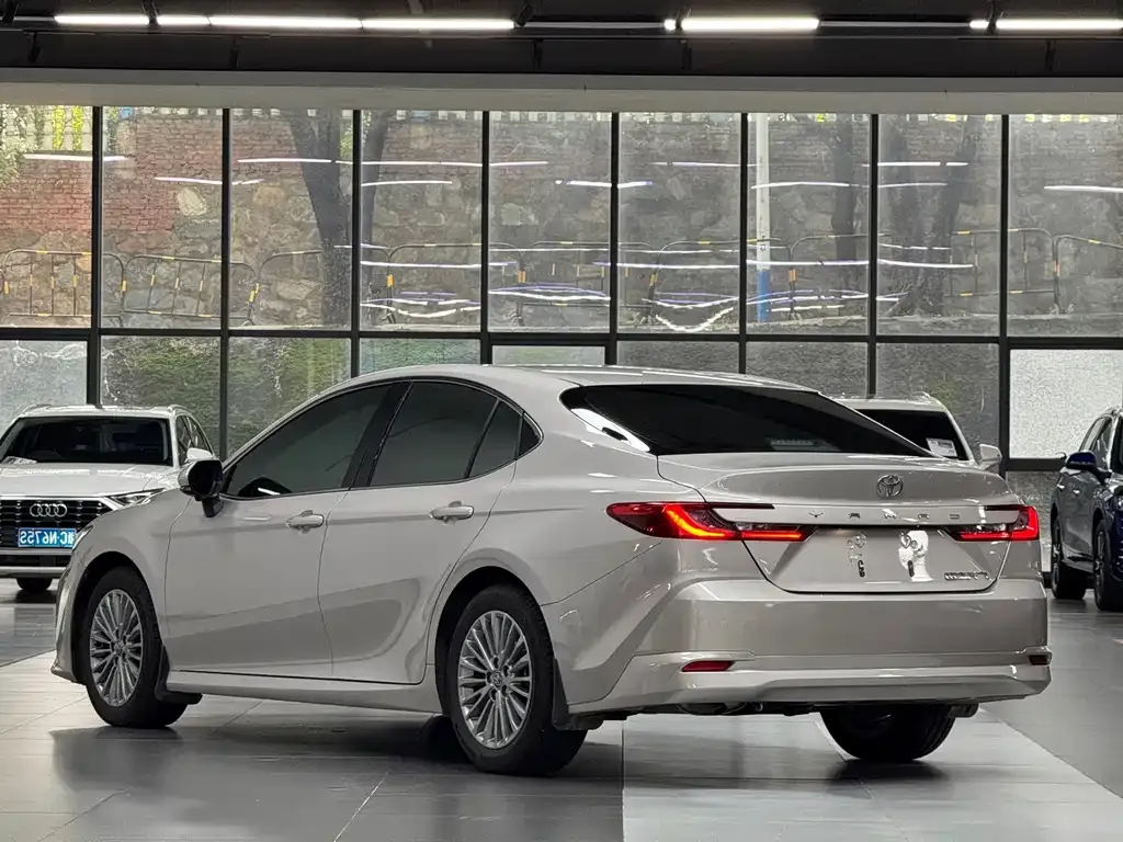 Toyota Camry — фото 6