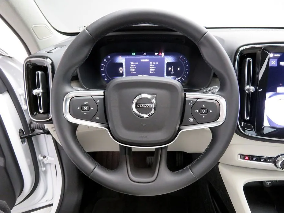 Volvo XC40 — фото 9
