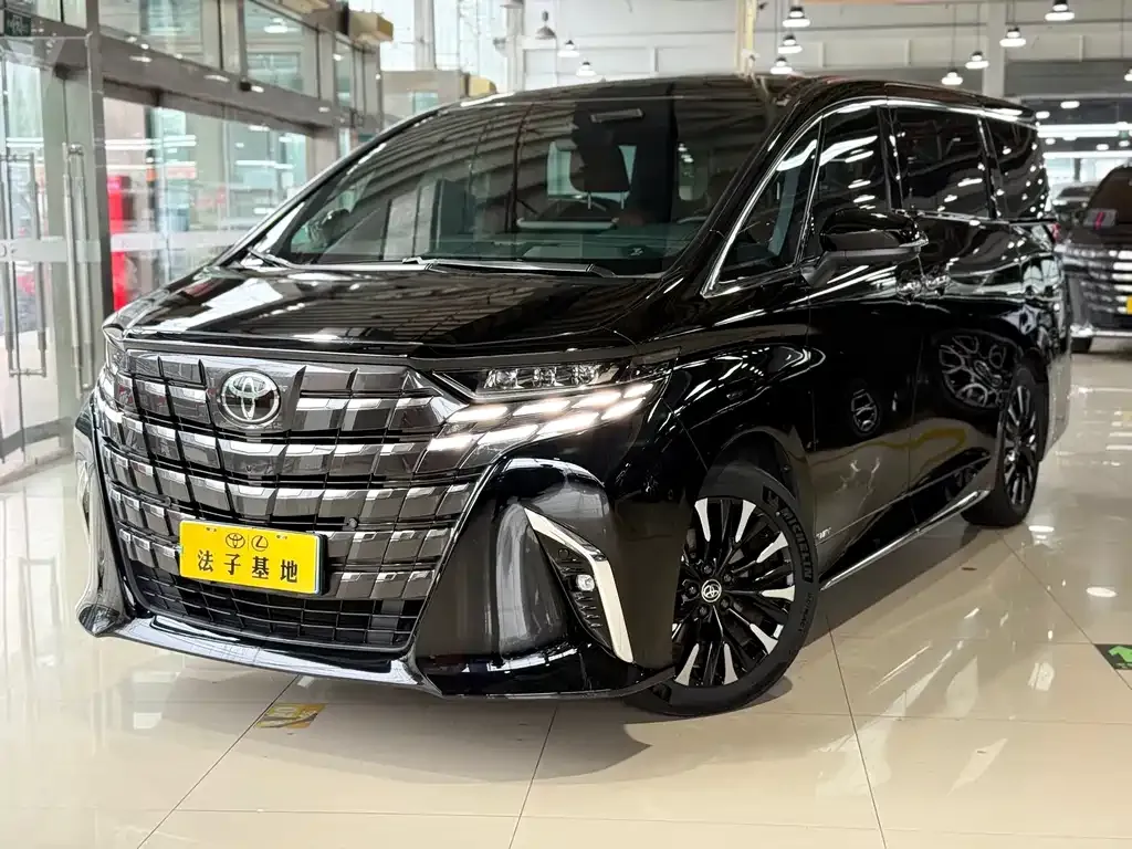 Toyota Alphard — фото 1