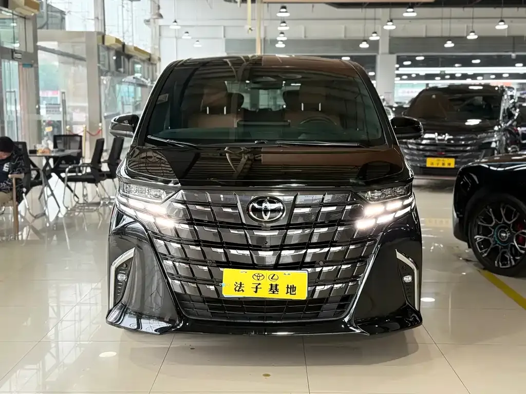 Toyota Alphard — фото 7