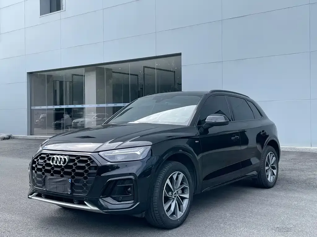 Audi Q5L — фото 1