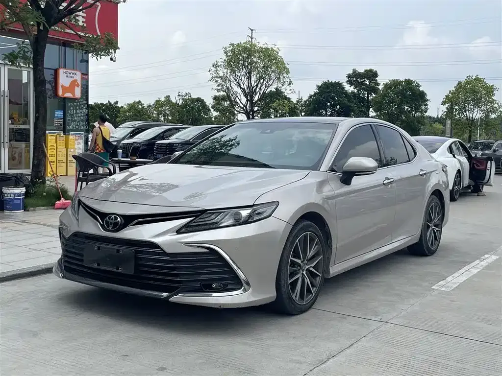 Toyota Camry — фото 1