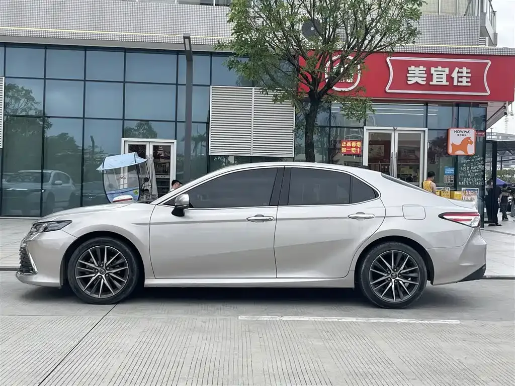Toyota Camry — фото 8