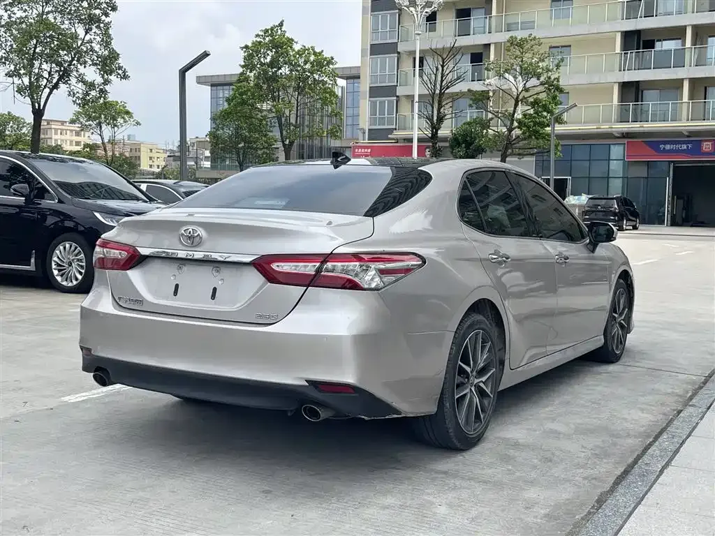 Toyota Camry — фото 9