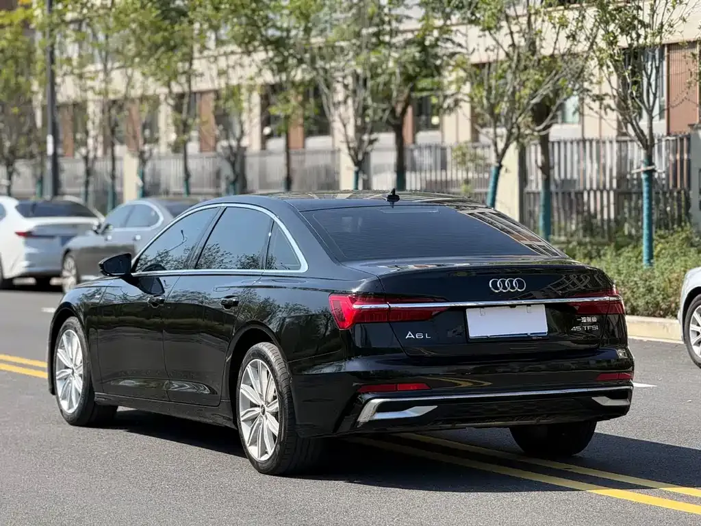 Audi A6L — фото 8