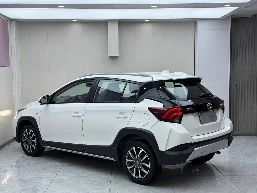 Toyota Yaris L — фото 2