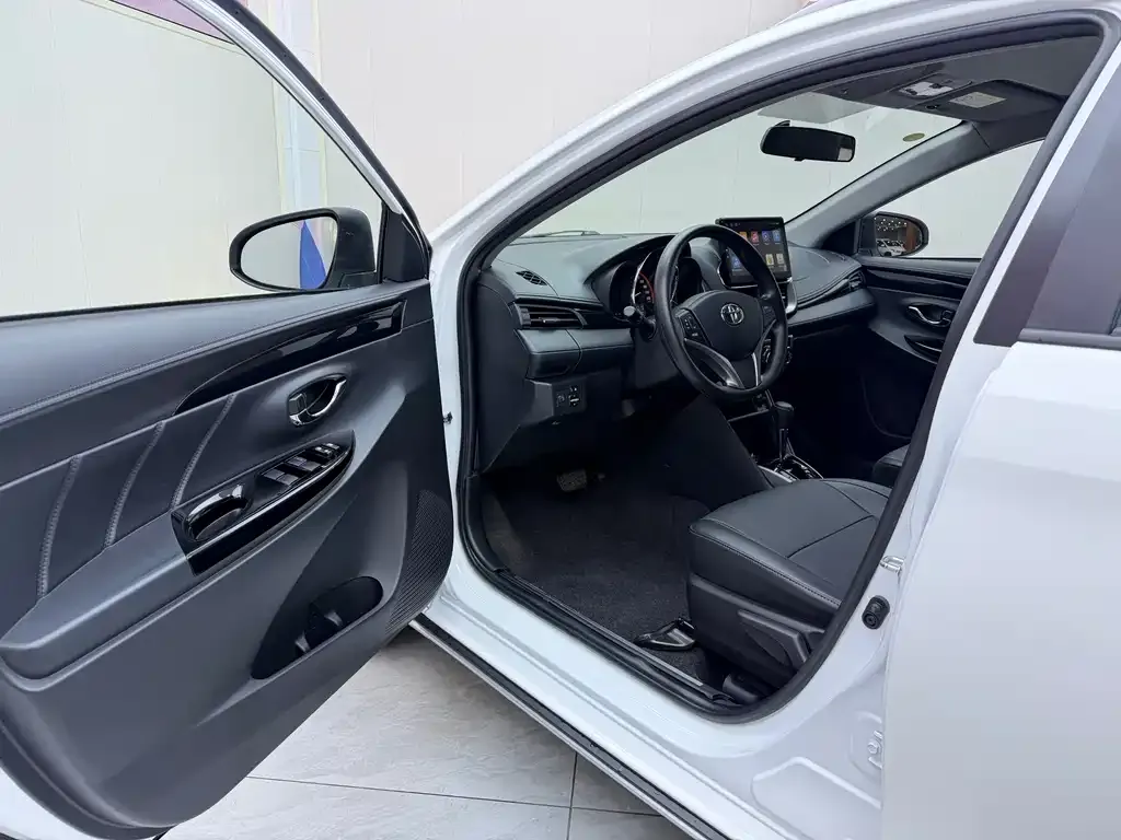 Toyota Yaris L — фото 4