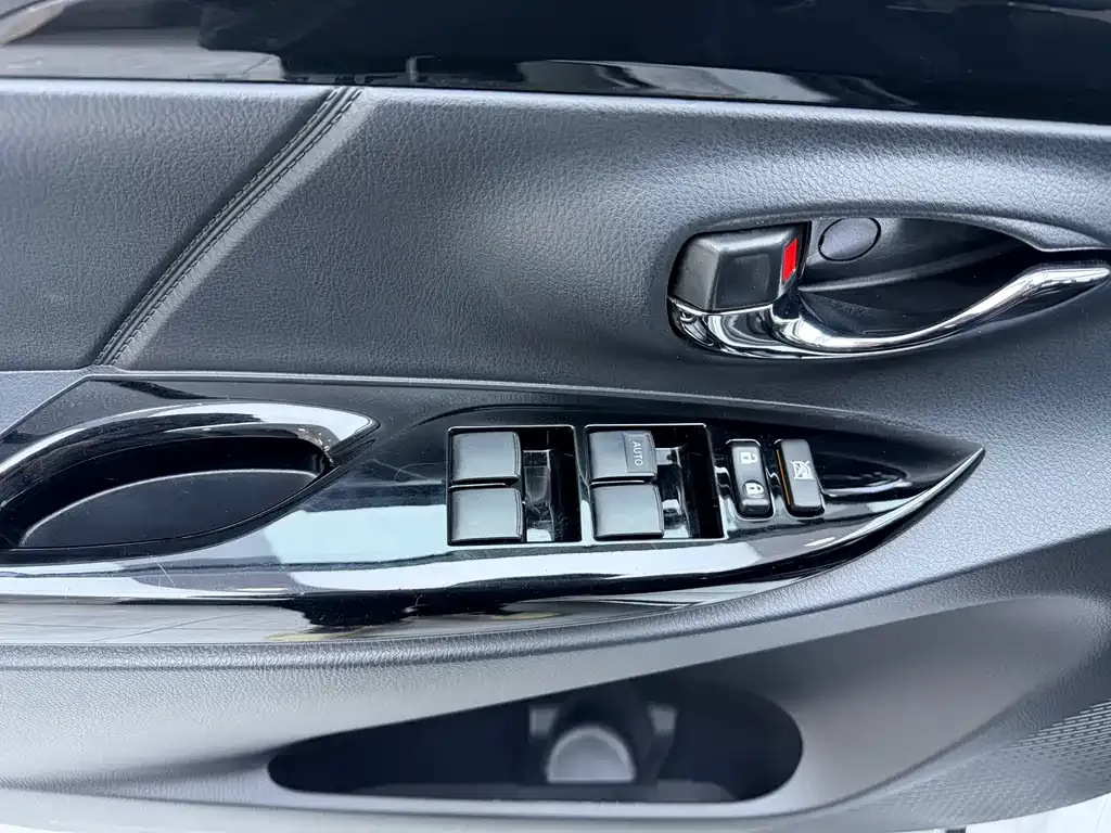 Toyota Yaris L — фото 9