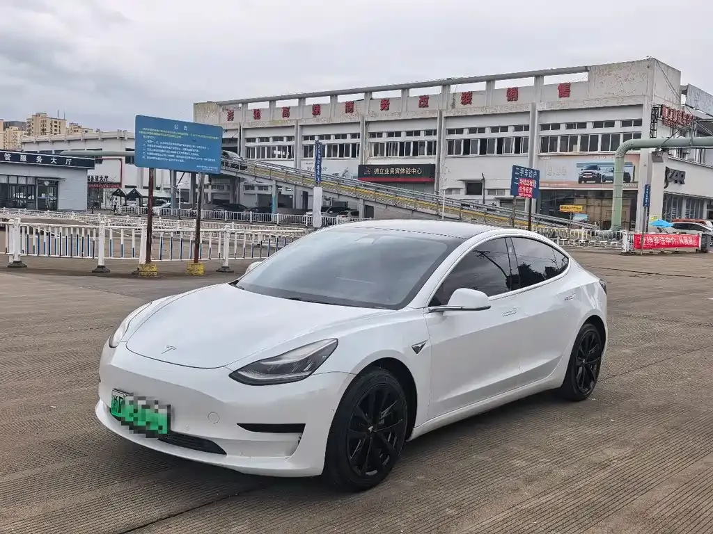 Tesla Model 3 — фото 1