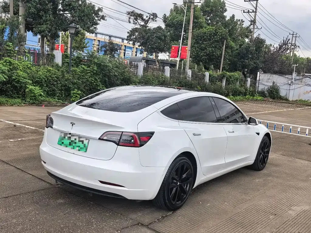 Tesla Model 3 — фото 10