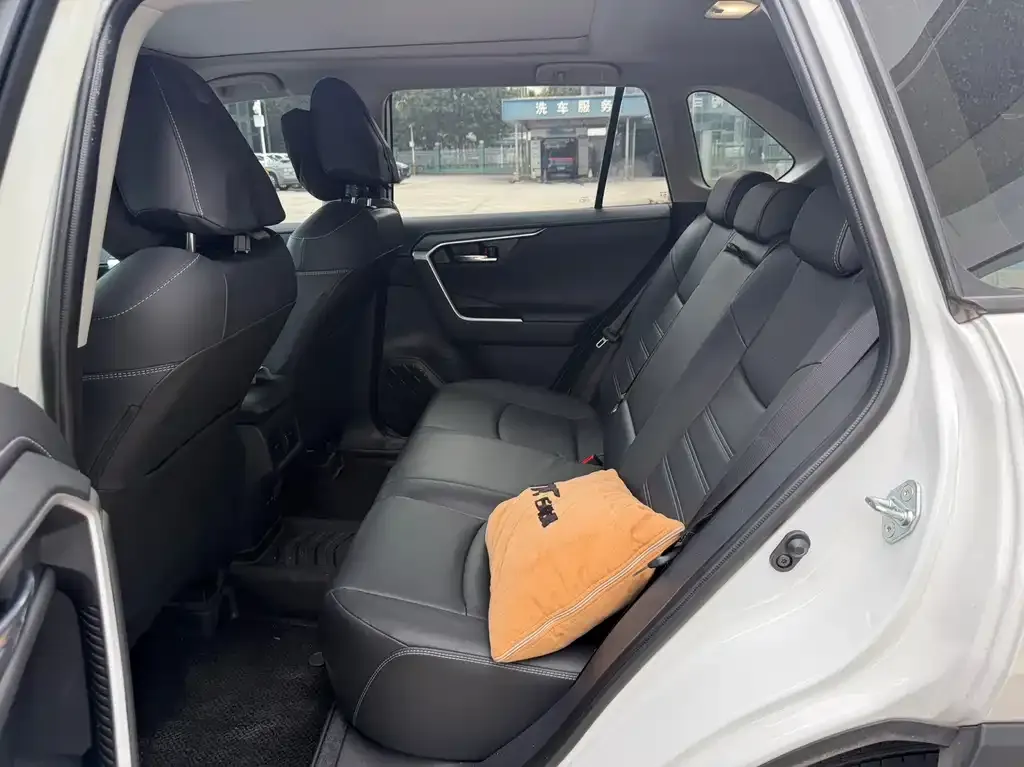Toyota RAV4 — фото 4