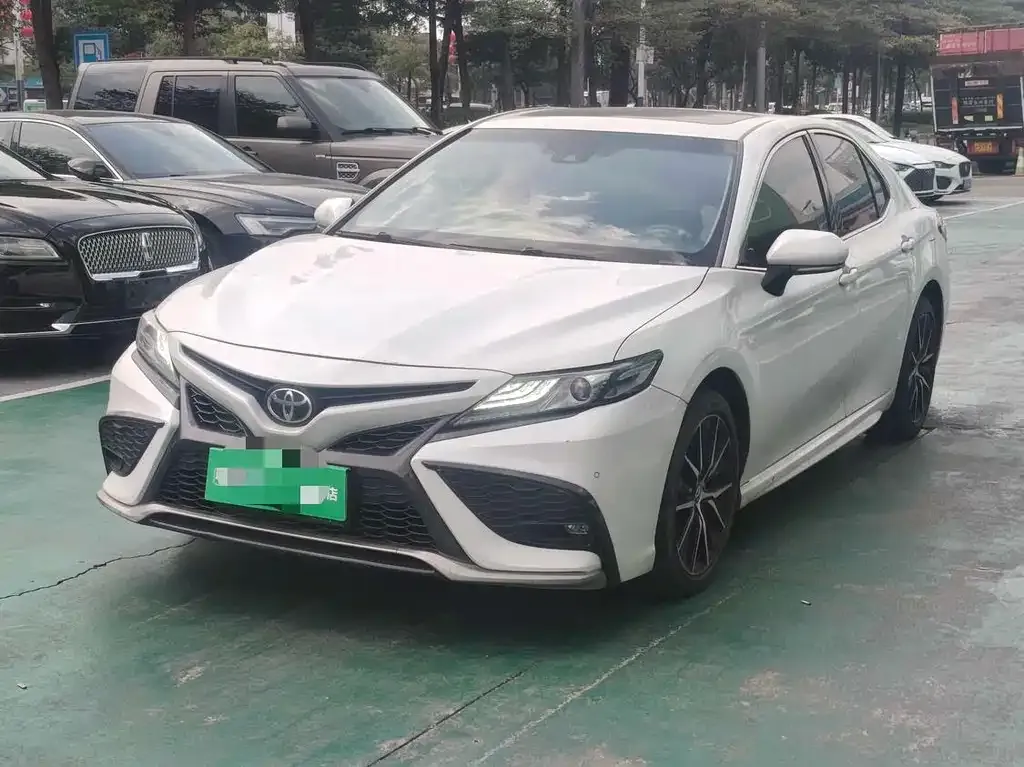 Toyota Camry — фото 1