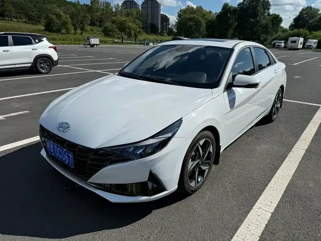Hyundai Elantra — фото 1