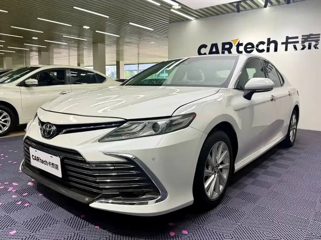 Toyota Camry — фото 1