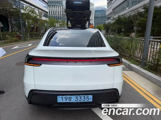 Tesla Model Y — фото 10
