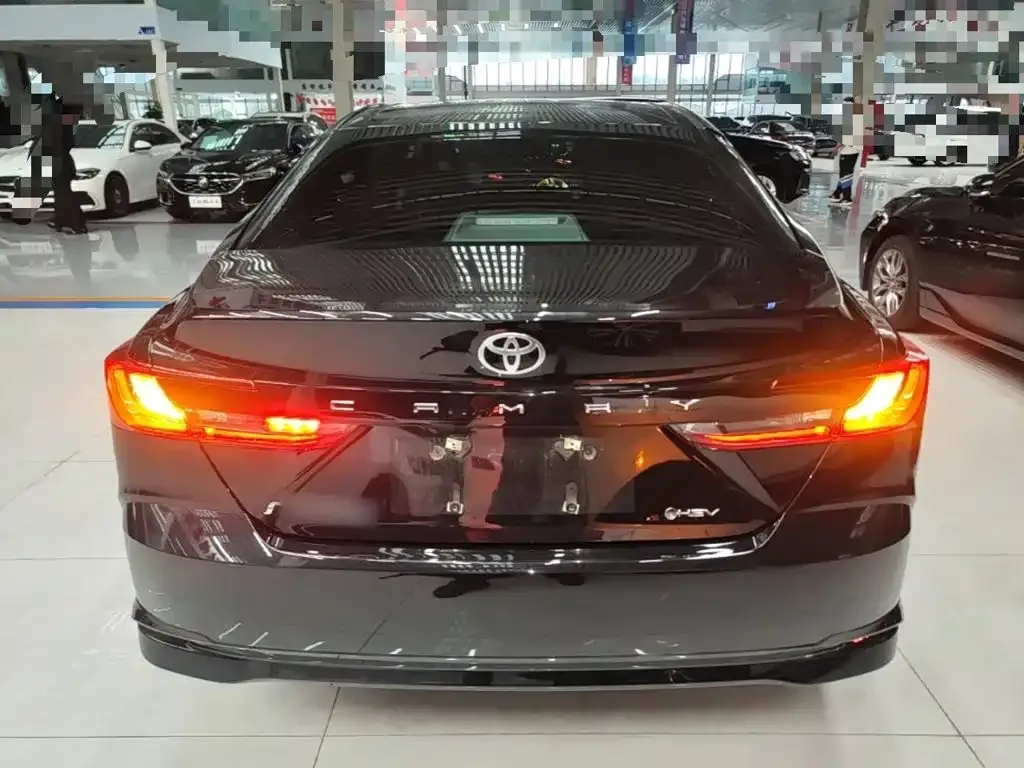 Toyota Camry — фото 5