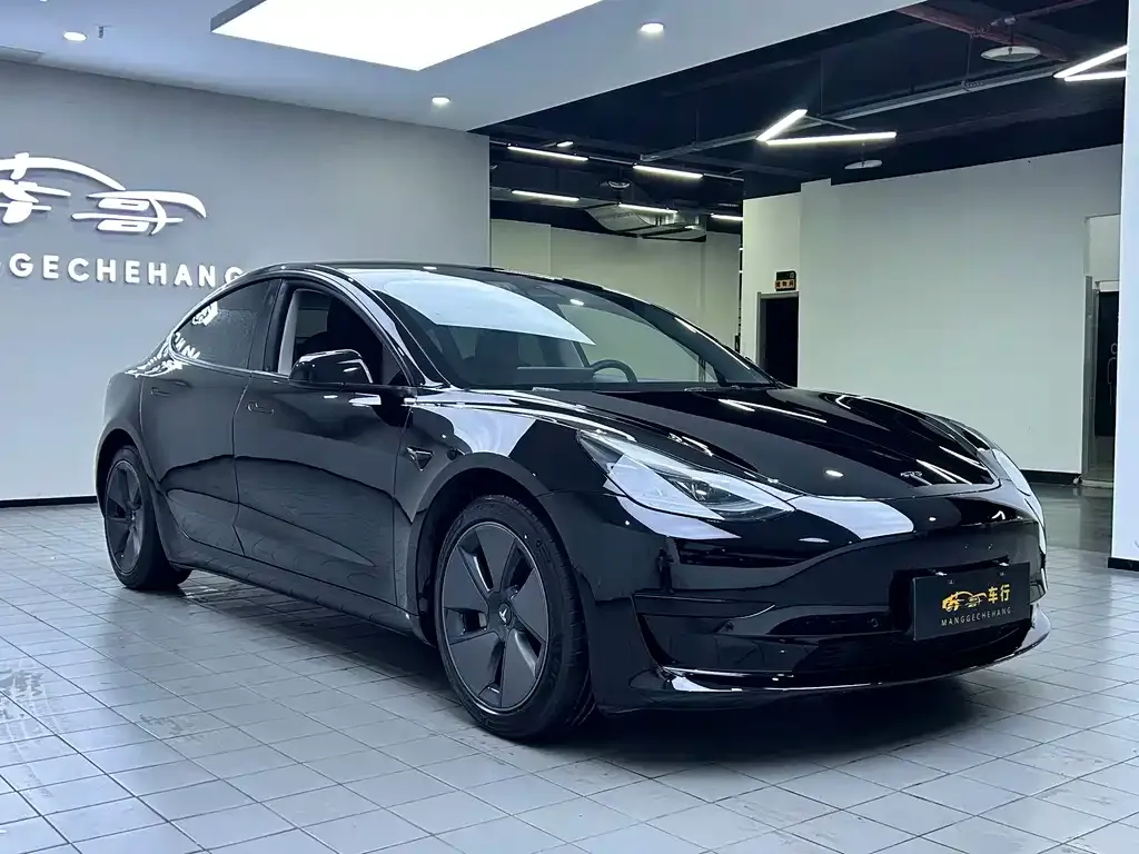 Tesla Model 3 — фото 1