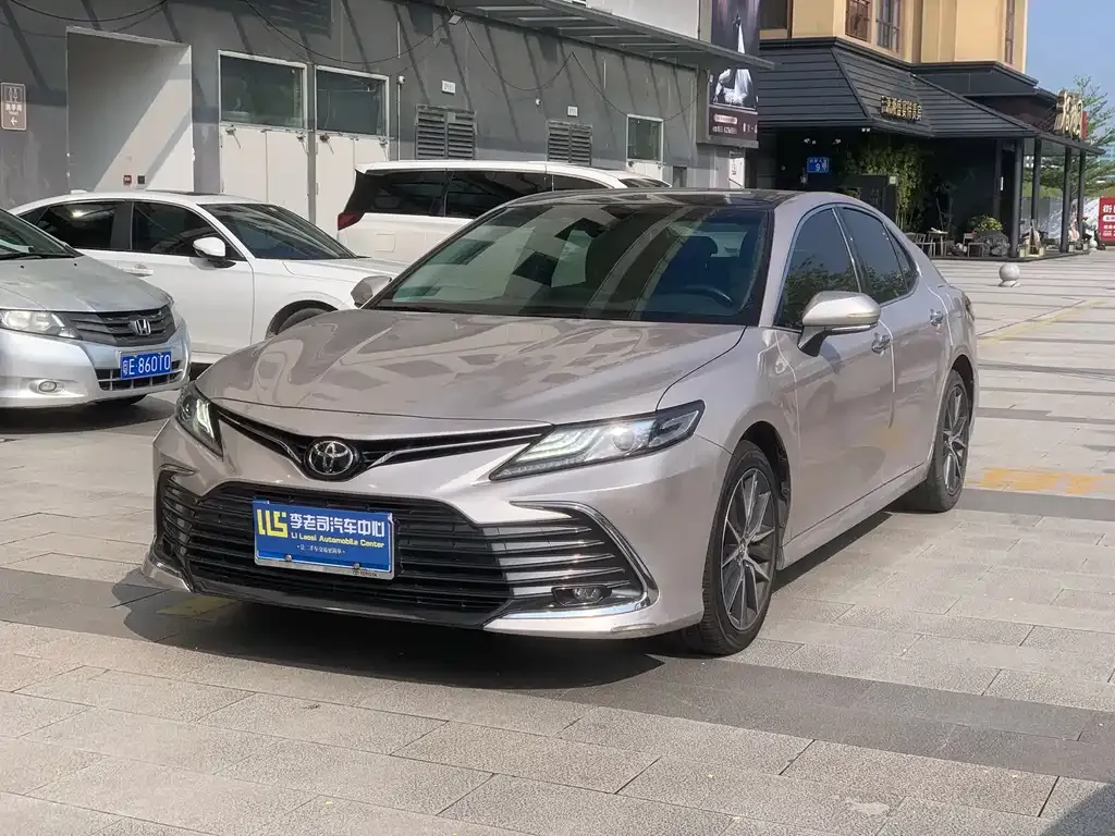 Toyota Camry — фото 1