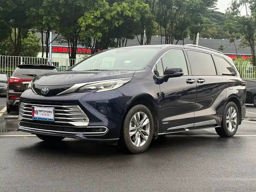 Toyota Sienna — фото 1