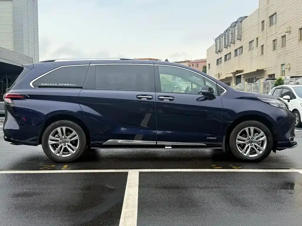 Toyota Sienna — фото 7