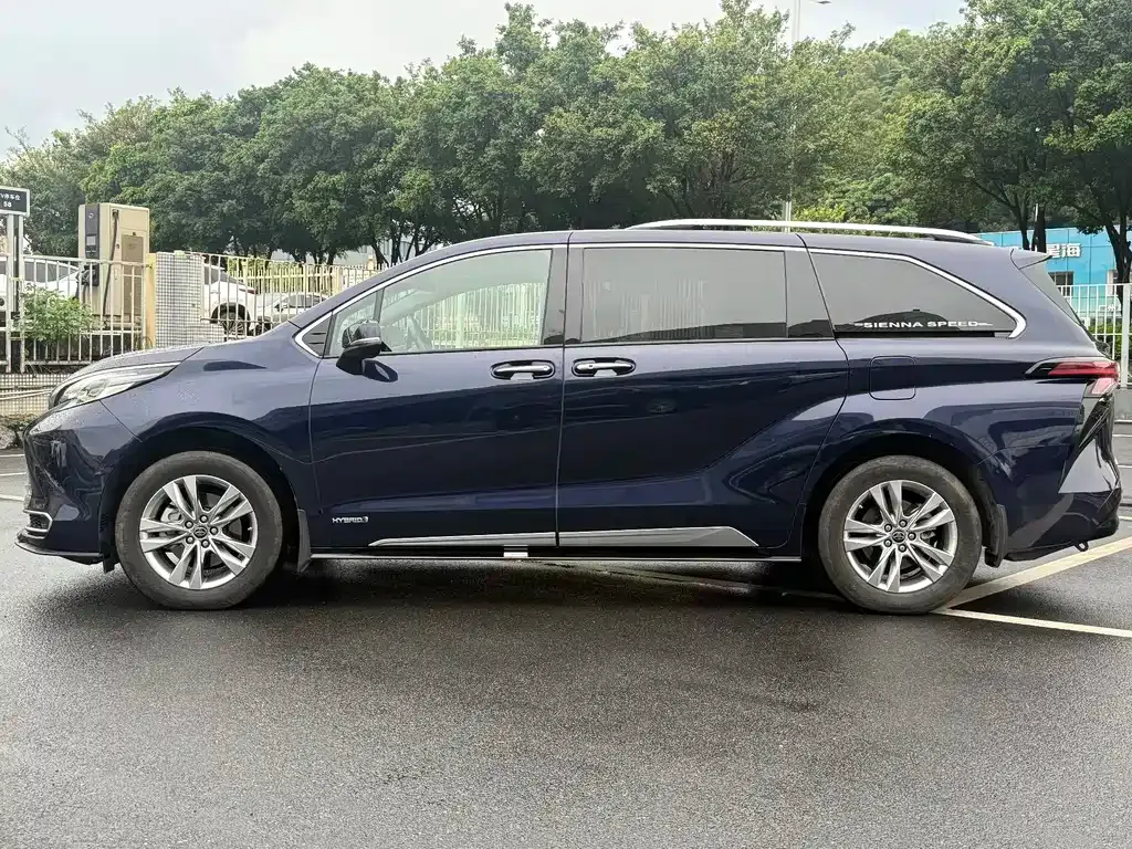 Toyota Sienna — фото 5