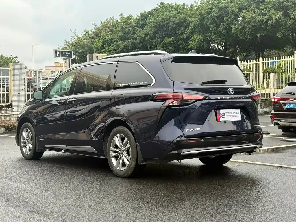 Toyota Sienna — фото 10