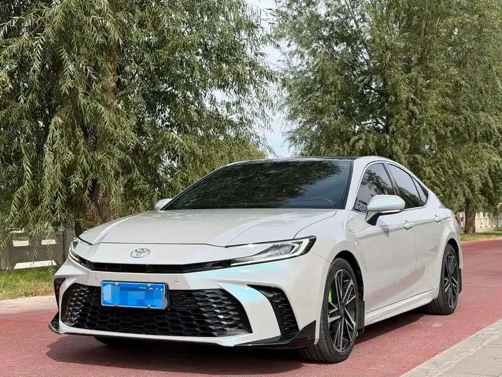 Toyota Camry — фото 1