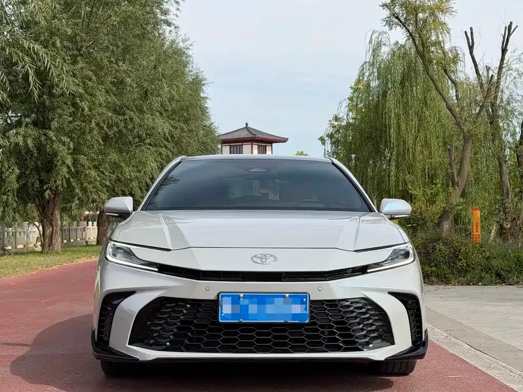 Toyota Camry — фото 10